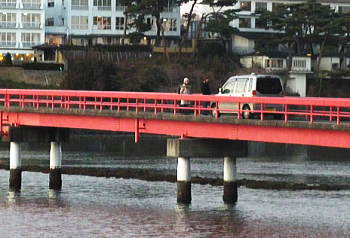 福浦橋と通る自動車